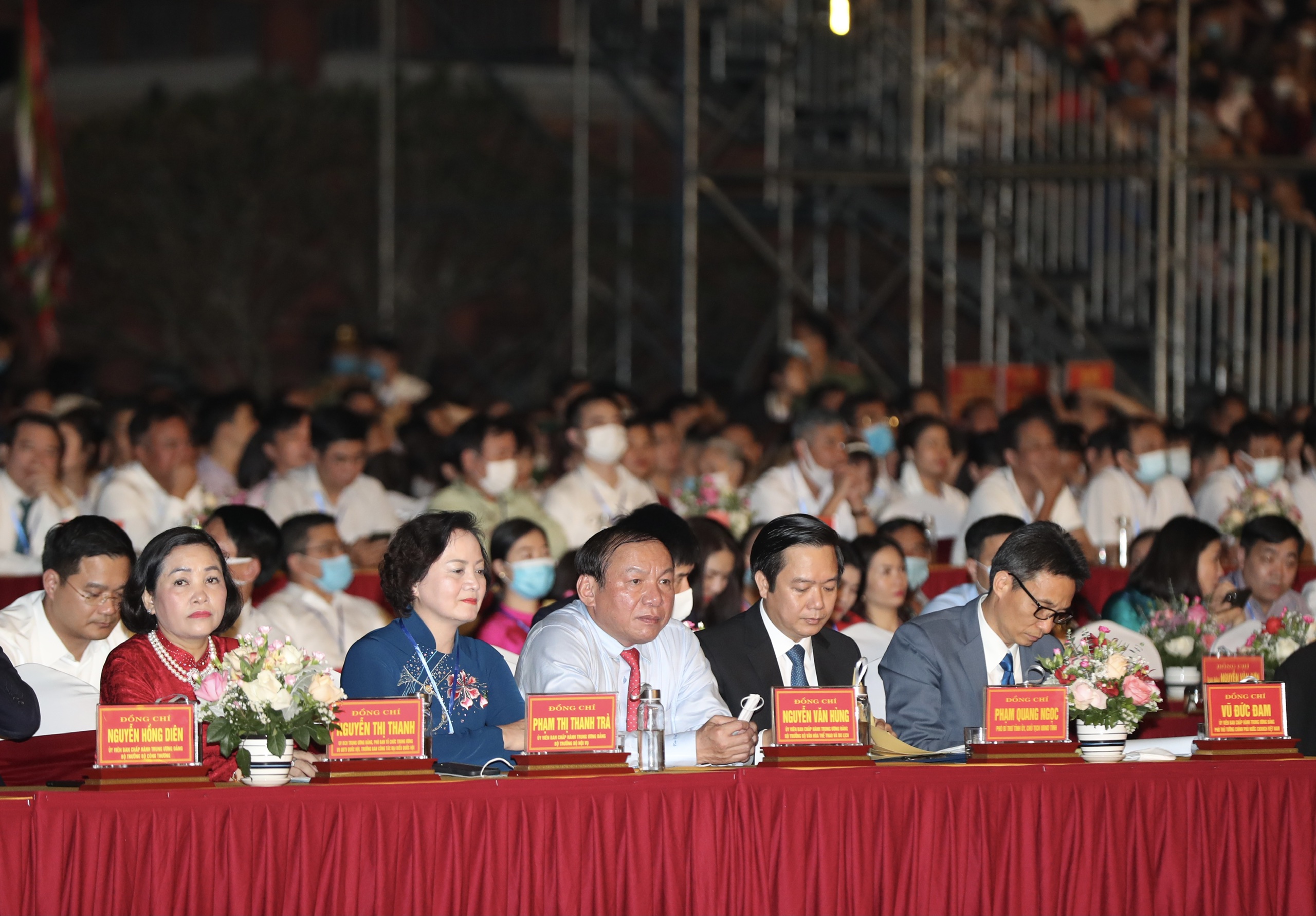 Các đồng chí lãnh đạo Đảng, Nhà nước, đại diện các Bộ, Ban, Ngành, địa phương cùng đông đảo du khách và bà con tỉnh Ninh Bình tham dự Lễ Khai mạc 